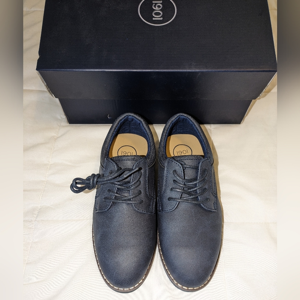 Boys size 1 1901 Navy Dress Shoes